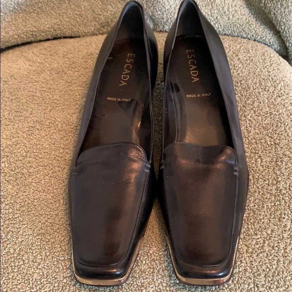 Classic Escada Blk has pump with silver accent